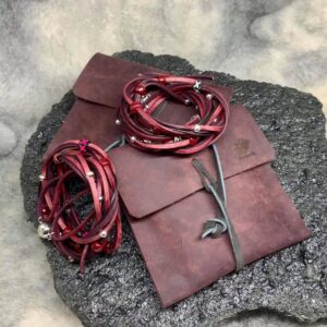 Reiða Öndin Faðmur Burgundy svartar perlur